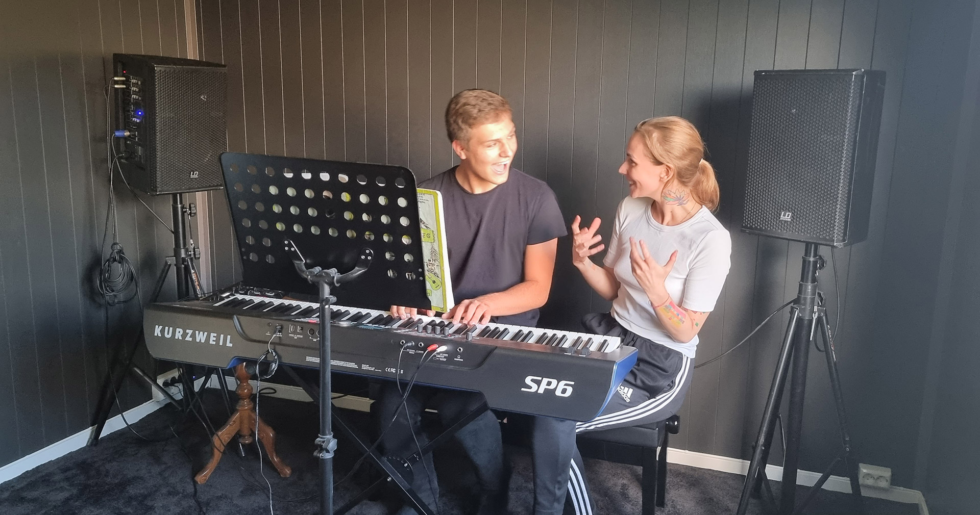 Marta og eleven Sebastian i undervisning